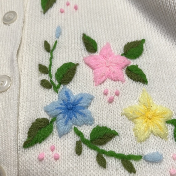 Vintage Sweater Bee By Banff White Cardigan Hand Embroidered Flowers Sz M EUC - Picture 8 of 13